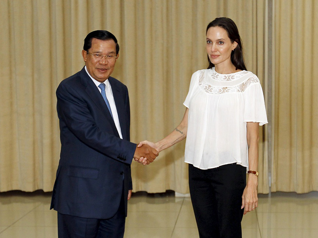 Angelina Jolie có cuộc gặp gỡ với Thủ tướng Campuchia để bàn luận về bộ phim đang được quay tại nước này - Ảnh: Reuters