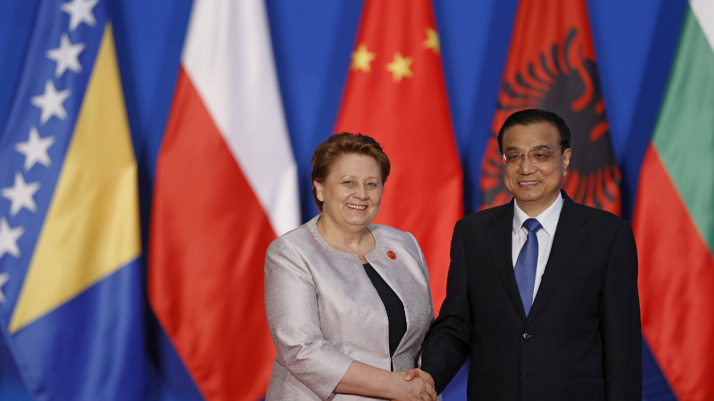 Thủ tướng Trung Quốc Lý Khắc Cường và Thủ tướng Latvia, bà Laimdota Straujuma bắt tay trong cuộc gặp của những người đứng đầu chính phủ Trung Quốc và các nước khu vực Đông và Trung Âu (CEE) - Ảnh: Reuters