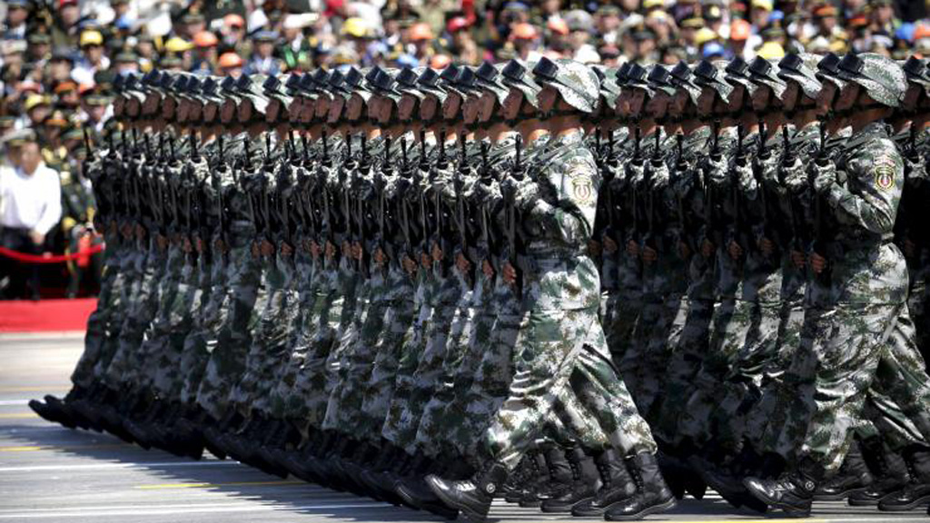 Các binh sĩ Trung Quốc duyệt binh tại quảng trường Thiên An Môn -  Ảnh: Reuters