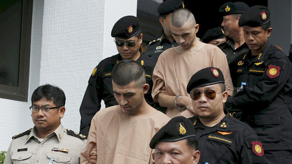 Hai nghi phạm đánh bom Bangkok ngày 17.8 bị áp giải ra toà án binh ở Bangkok, Thái Lan ngày 24.11: Yusufu Mierailli (thứ 2 từ trái sang) và Bilal Mohammed (tức Adem Karadag), đều là người Duy Ngô Nhĩ, Trung Quốc - Ảnh: Reuters