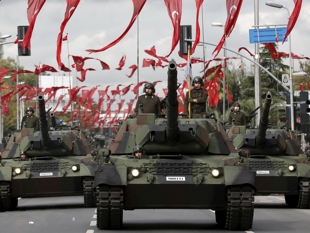 Xe tăng của quân đội Thổ Nhĩ Kỳ trong một cuộc diễu binh - Ảnh: Reuters