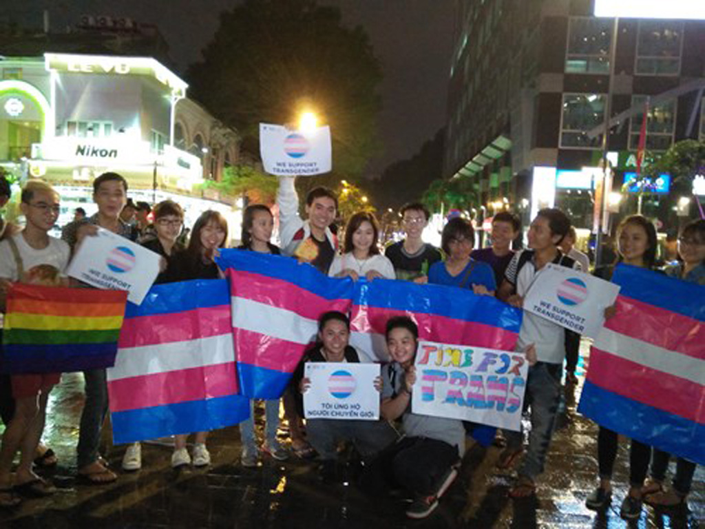 Cộng đồng LGBT (đồng tính, song tính và chuyển giới) tại TP.HCM xuống đường “ăn mừng” khi được Quốc hội công nhận quyền chuyển giới. Từ đây, hy vọng sẽ có nhiều cải thiện về quyền cho người chuyển giới, trong đó có vấn đề nhà vệ sinh… - Ảnh: Vũ Phượng