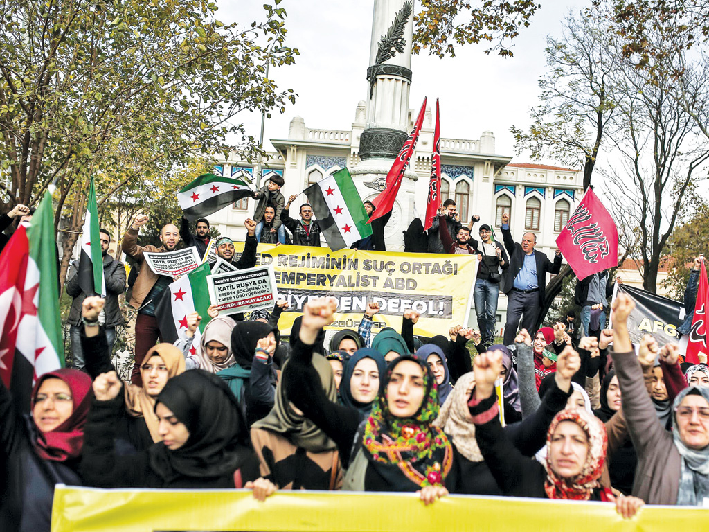 Người Thổ Nhĩ Kỳ biểu tình chống Nga ở Istanbul - Ảnh: AFP