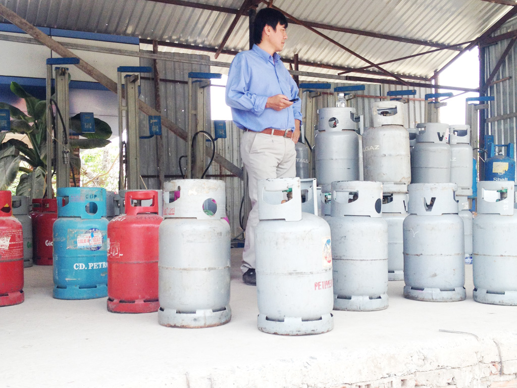 Từ sáng 1.12 giá gas bán lẻ tăng khoảng 16.000 - 17.000 đồng/bình 12 kg - Ảnh: Hoàng Việt