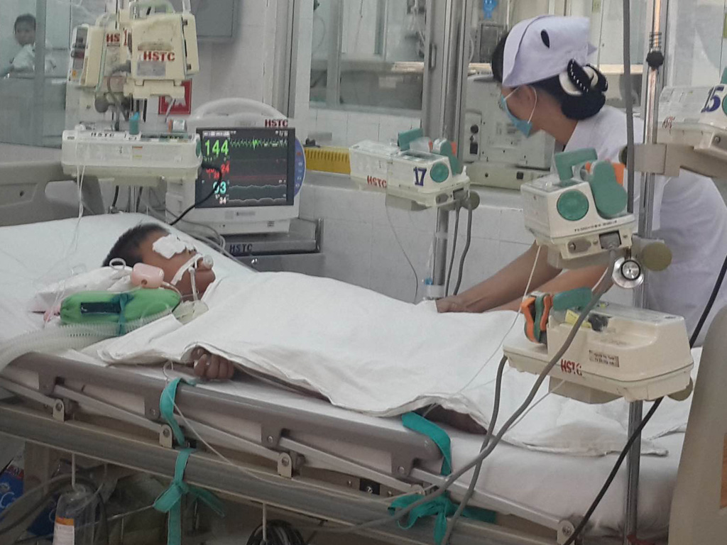 Bé Bằng lúc đang còn cấp cứu tại Bệnh viện nhi đồng Đồng Nai - Ảnh: Lê Lâm

