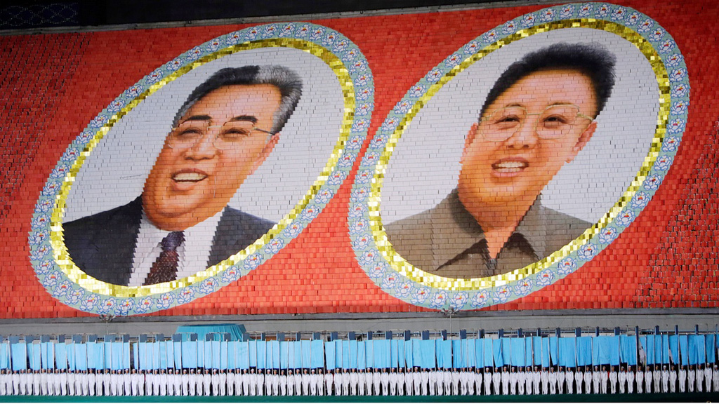 Các sinh viên Triều Tiên xếp hình chân dung hai cố lãnh đạo Kim Nhật Thành và Kim Jong-il - Ảnh: Reuters