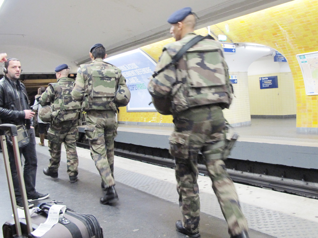 Binh sĩ Pháp tuần tra tại trạm tàu điện ngầm ở đại lộ Champs-Élysées