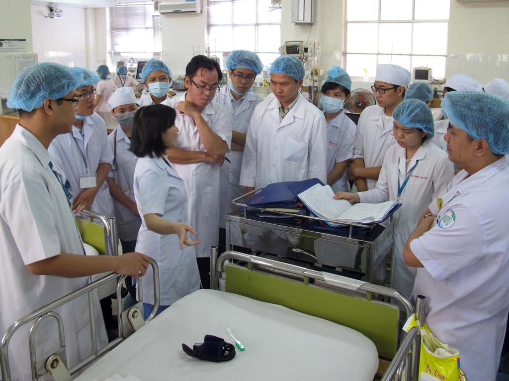 SV y của một trường ĐH ở TP.HCM thực tập tại Bệnh viện Bệnh nhiệt đới - Ảnh: Đào Ngọc Thạch