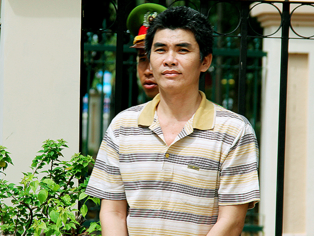 Bị cáo Nguyễn Vĩnh Trường Sơn bị áp giải đến phiên tòa xét xử sơ thẩm - Ảnh: Trần Thanh Phong