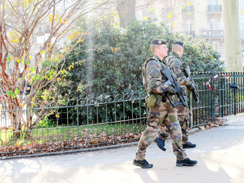 Binh sĩ Pháp tuần tra gần nhà thờ Đức Bà Paris -  Ảnh: Lan Chi