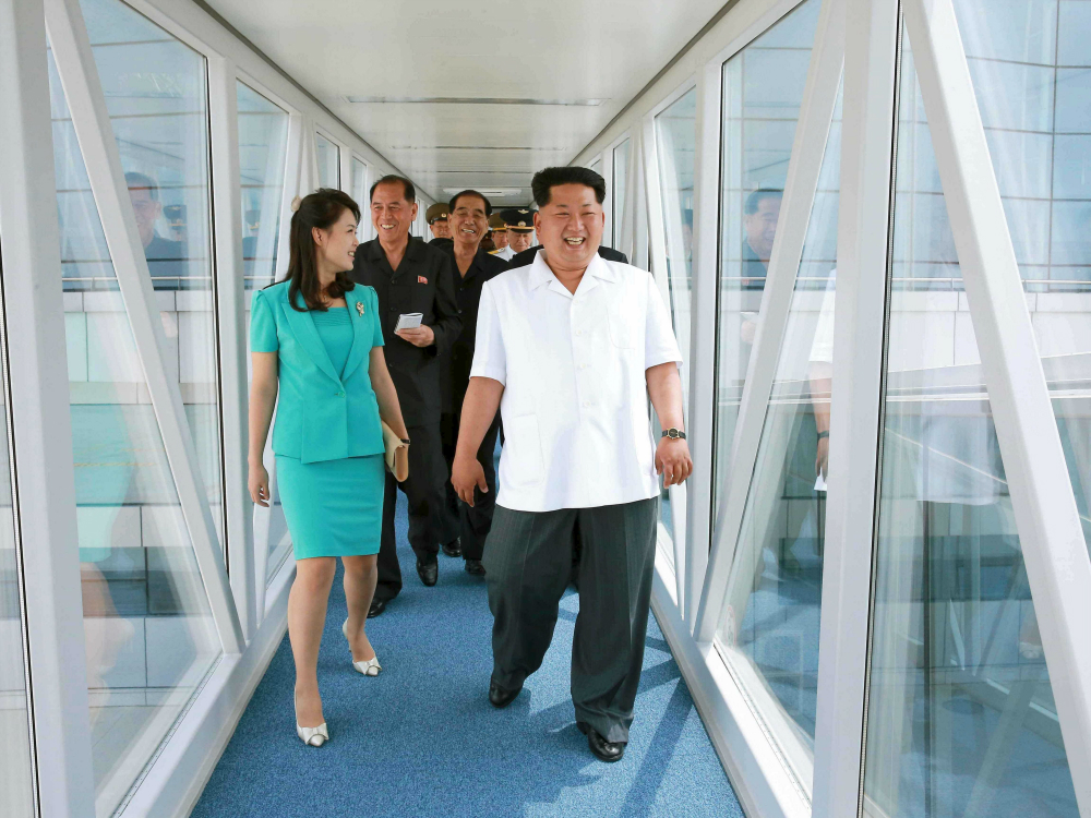 Nhà lãnh đạo Kim Jong-un trong một chuyến thị sát sân bay ở Bình Nhưỡng - Ảnh: Reuters