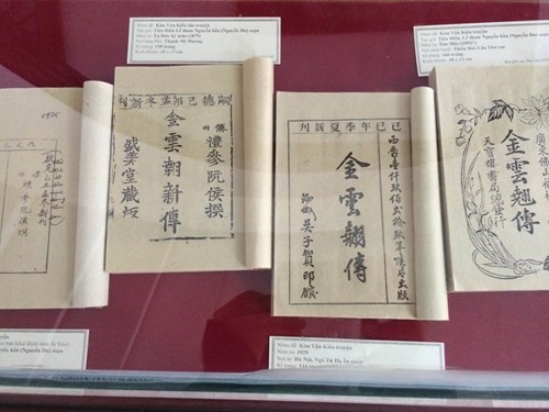 Một số ấn bản Truyện Kiều được in từ năm 1928, 1932 - Ảnh: Lucy Nguyễn
