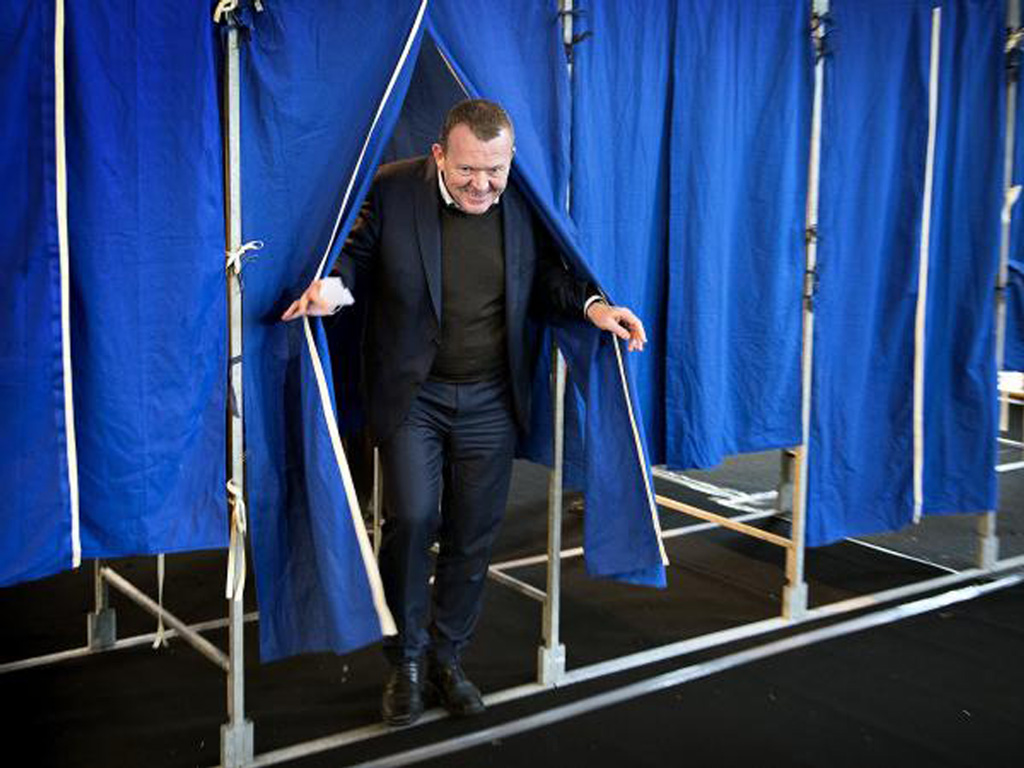 Thủ tướng Đan Mạch Lars Lokke Rasmussen rời phòng bỏ phiếu trưng cầu dân ý ở trường Nyboder tại thủ đô Copenhagen ngày 3.12.2015 - Ảnh: Reuters