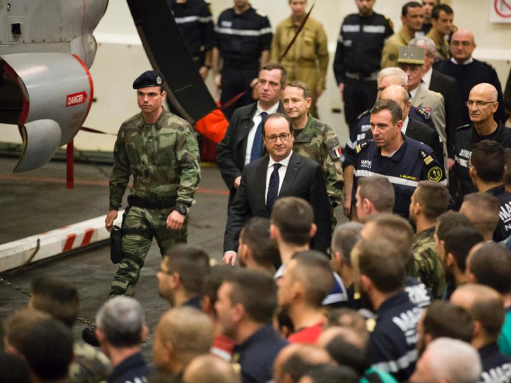 Tổng thống Pháp François Hollande đã đến thăm tàu sân bay Charles de Gaulle ngày 4.12, đang neo đậu ngoài khơi Syria để tiến hành không kích IS - Ảnh: AFP