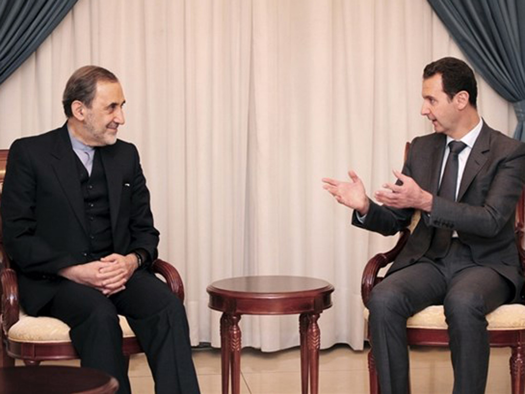 Ông Ali Akbar Velayati (trái) tại cuộc gặp với Tổng thống Syria, Bashar al-Assad ở Damascus hôm 29.11 - Ảnh: Reuters