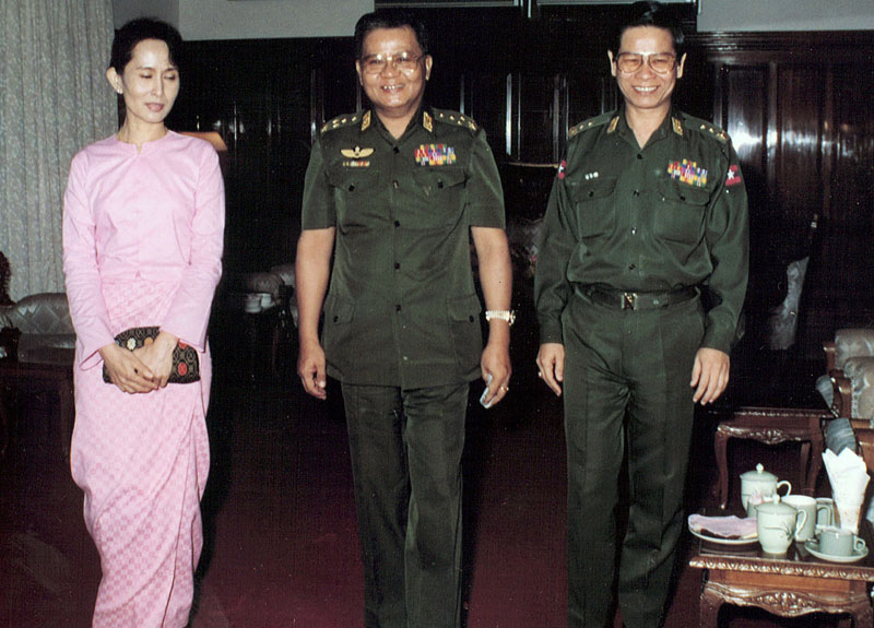 Bà Aung San Suu Kyi trong một cuộc gặp với ông Than Shwe (giữa) hồi năm 1994 - Ảnh: Reuters