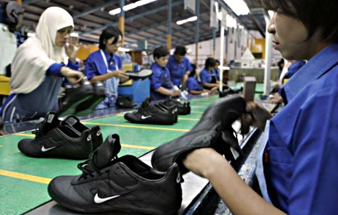 Một cơ sở gia công giày của Indonesia - Ảnh: Reuters
