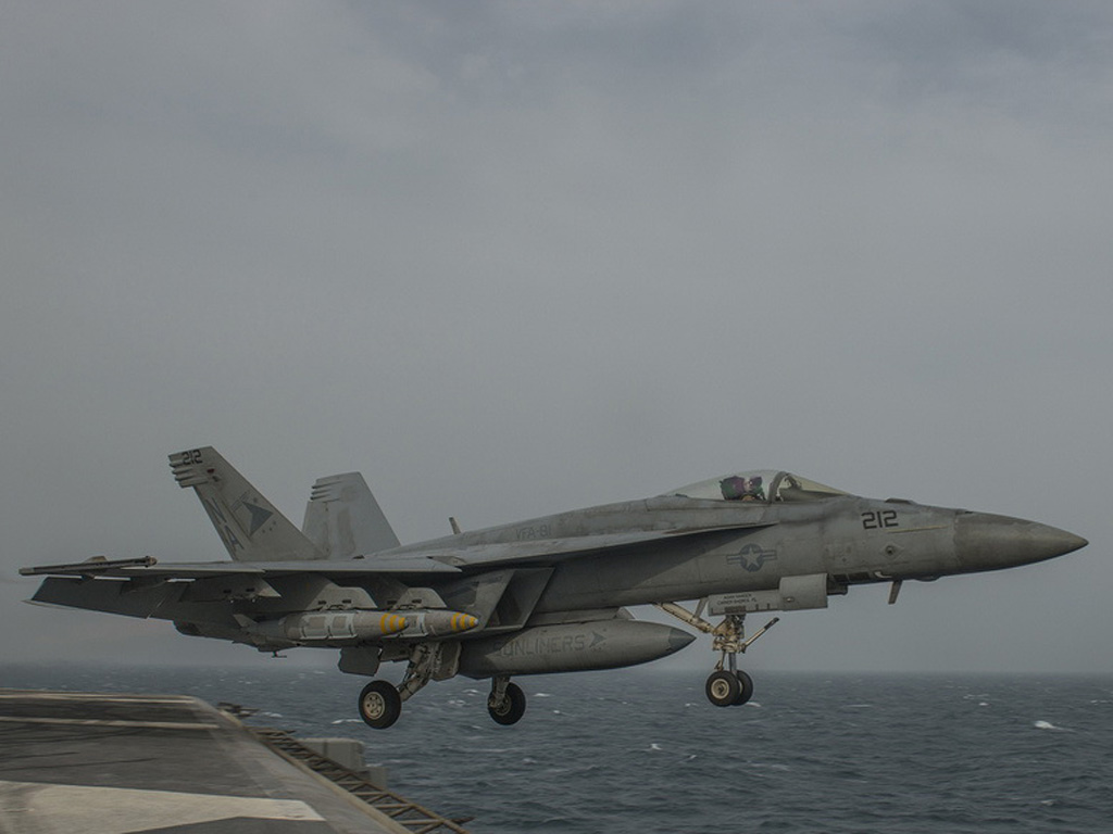 Chiến đấu cơ F/A-18E Super Hornet của Mỹ chuẩn bị không kích IS bằng bom JDAM - Ảnh: The Aviationist