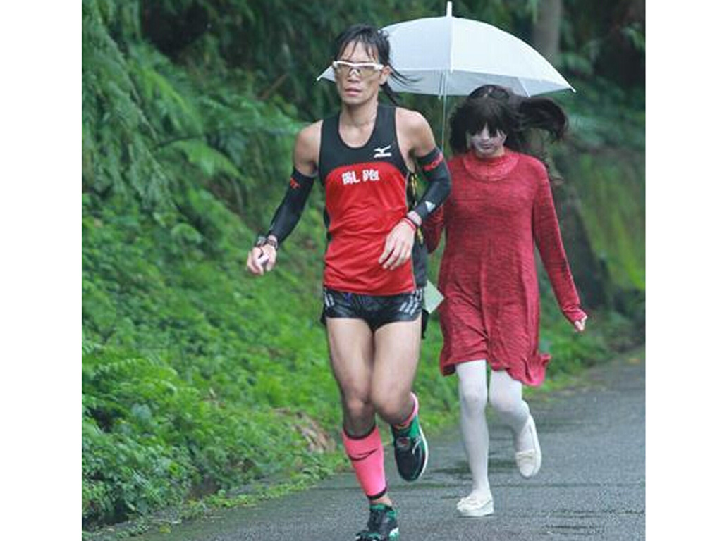 “Ma nữ” chạy cùng một vận động viên - Ảnh chụp màn hình tờ Xiaoxiang Morning Newspaper