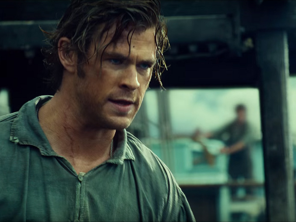 Chris Hemsworth đã nỗ lực giảm cân để vào vai một thủy thủ gặp nạn trên biển - Ảnh: Chụp màn hình trailer