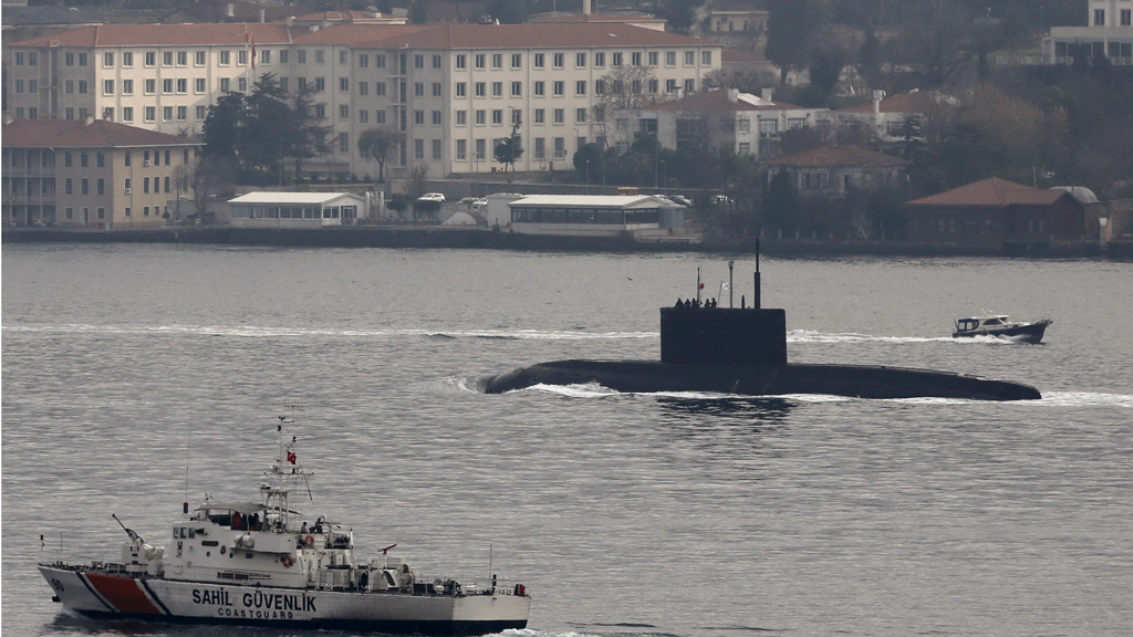 Tàu tuần duyên Thổ Nhĩ Kỳ hộ tống tàu ngầm Nga Rostov-on-Don qua eo biển Bosphorus ngày 13.12 - Ảnh: Reuters