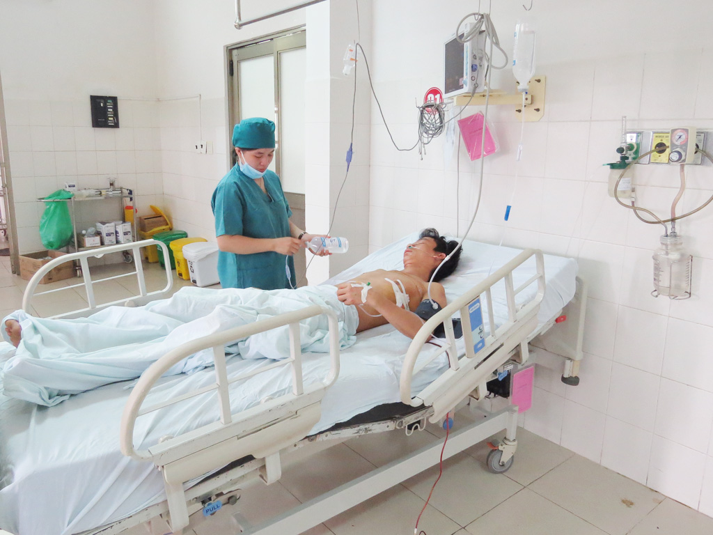 Nạn nhân Đào Văn Út đang được điều trị do vết thương người tình đâm - Ảnh: Đức Huy