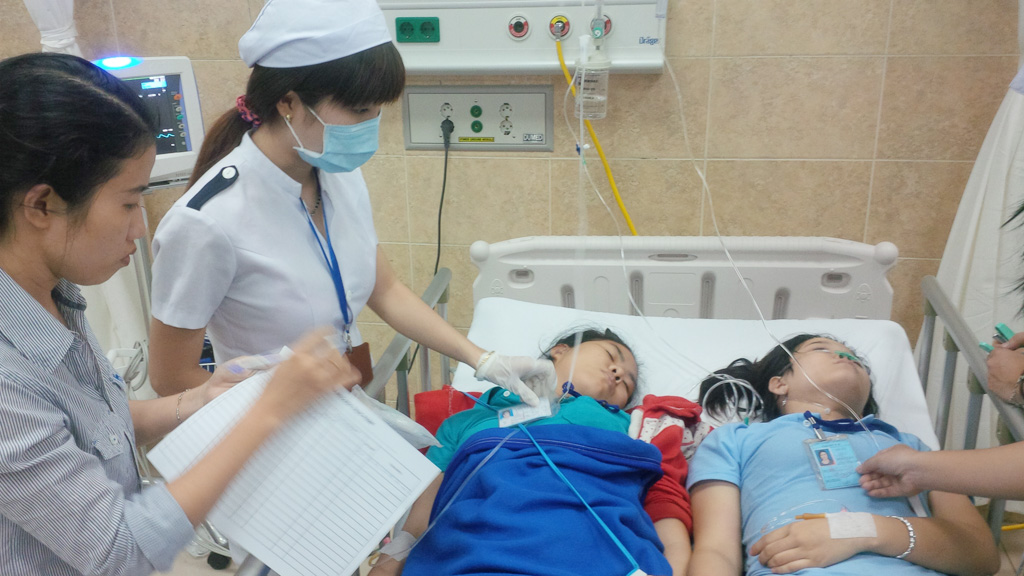 Công nhân Công ty Chánh Ích bị ngộ độc đang cấp cứu tại Bệnh viện đa khoa Đồng Nai đêm 17.11 - Ảnh: Lê Lâm