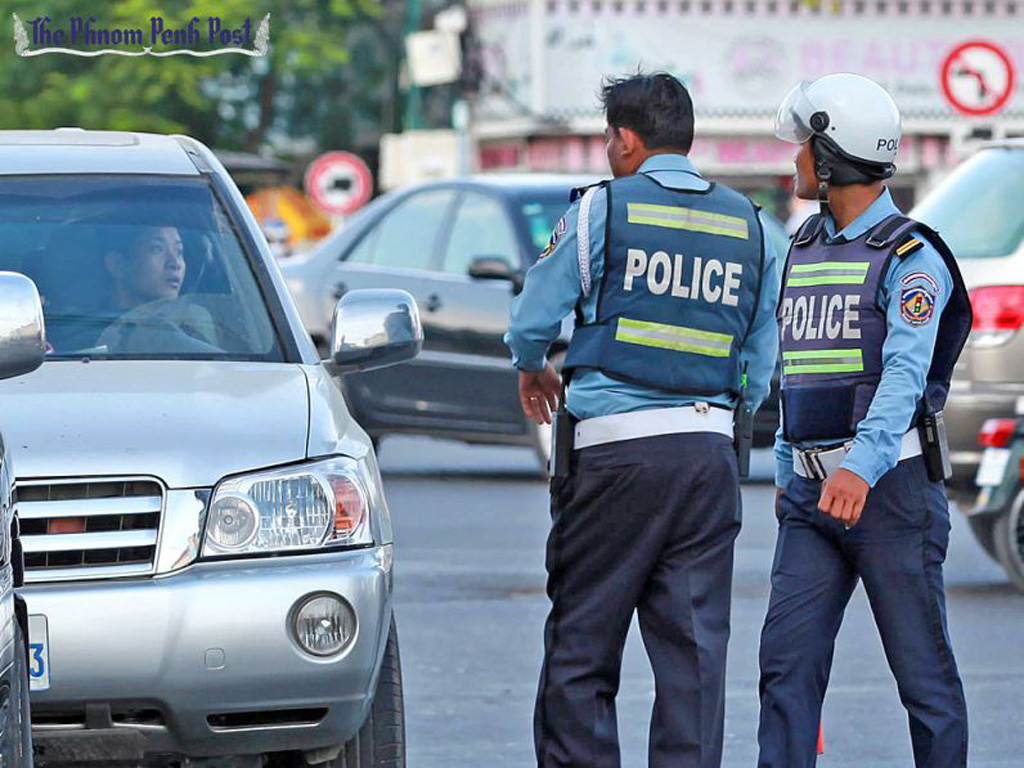 Cảnh sát giao thông Campuchia - Ảnh: The Phnom Penh Post

