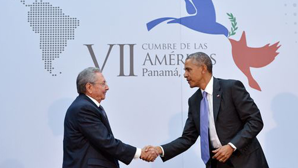 Chủ tịch Cuba, Raul Castro bắt tay Tổng thống Mỹ Barack Obama tại Hội nghị thượng đỉnh châu Mỹ ở Panama City ngày 11.4.2015 - Ảnh: AFP