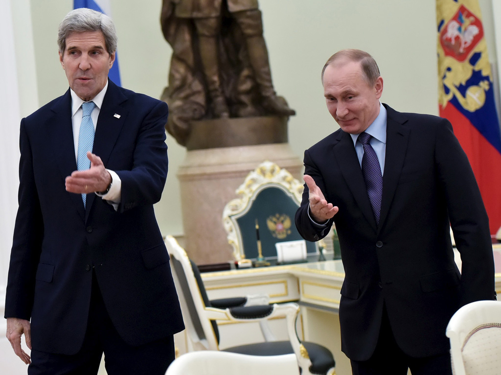 Tổng thống Nga Putin (phải) và Ngoại trưởng Mỹ Kerry tại Điện Kremlin - Ảnh: Reuters
