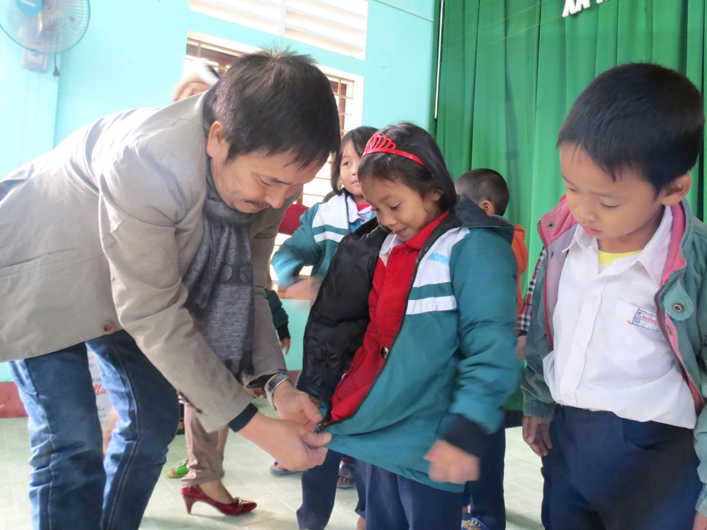 Áo ấm đến với học sinh nghèo Trường tiểu học Hương Toàn