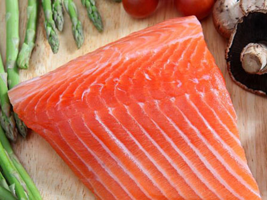 Ăn các loại cá như cá hồi, cá ngừ và cá thu… giàu a xít béo omega-3 giảm viêm, trị cảm lạnh, cúm - Ảnh: Shutterstock