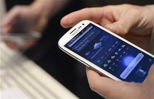 76% người dùng internet tại VN lên mạng hằng ngày bằng các thiết bị di động - Ảnh: Reuters