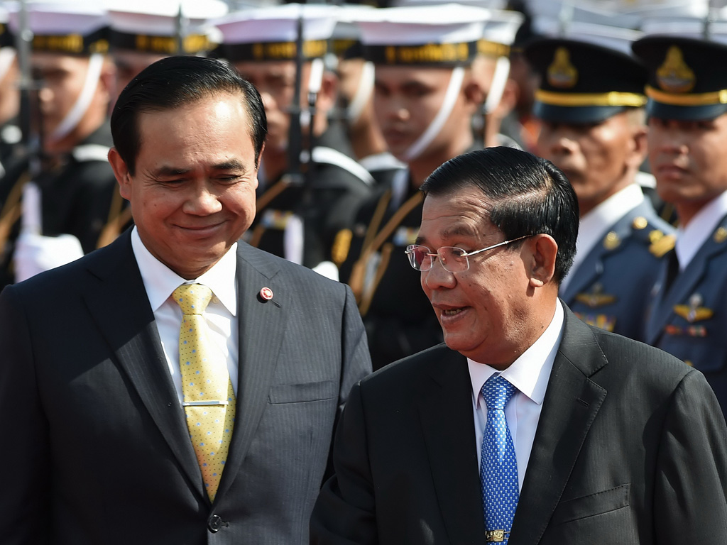 Thủ tướng Thái Lan (trái) và người đồng cấp Campuchia - Ảnh: AFP