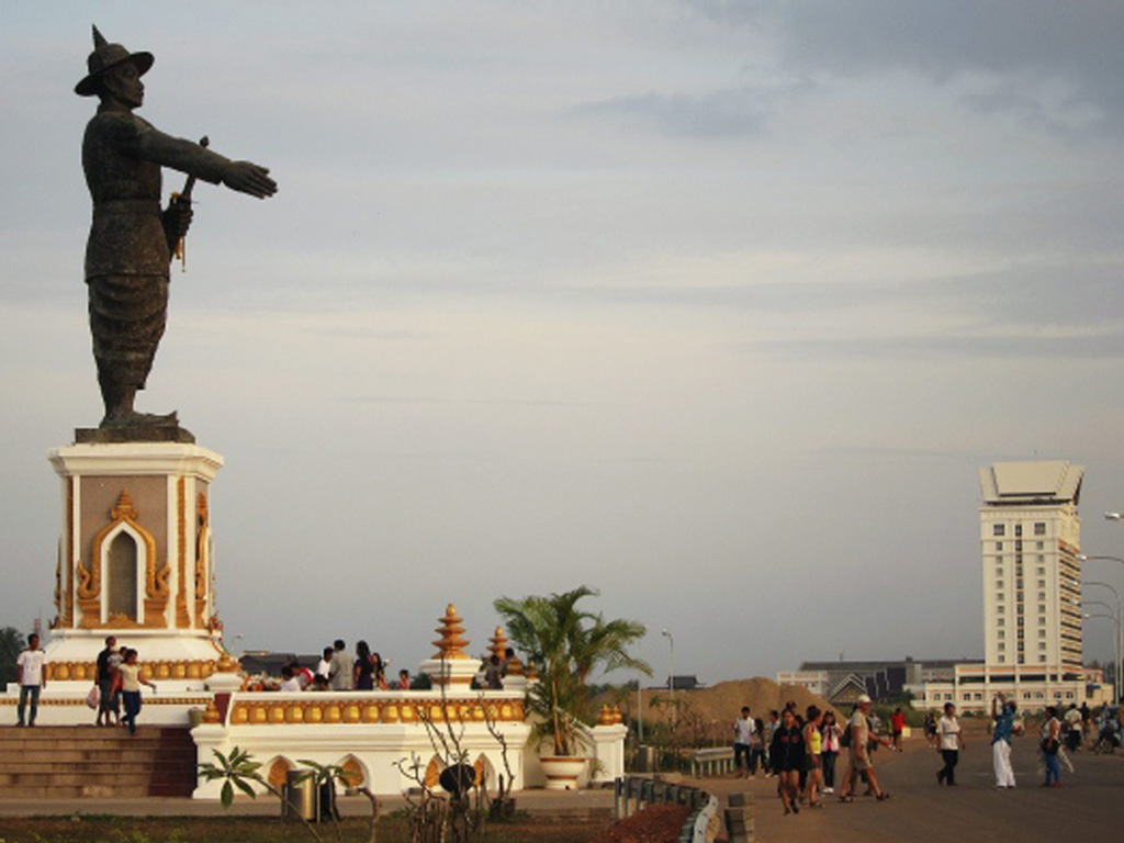 Hiện đại và cổ kính ở Vientiane, Lào - Ảnh: Reuters
