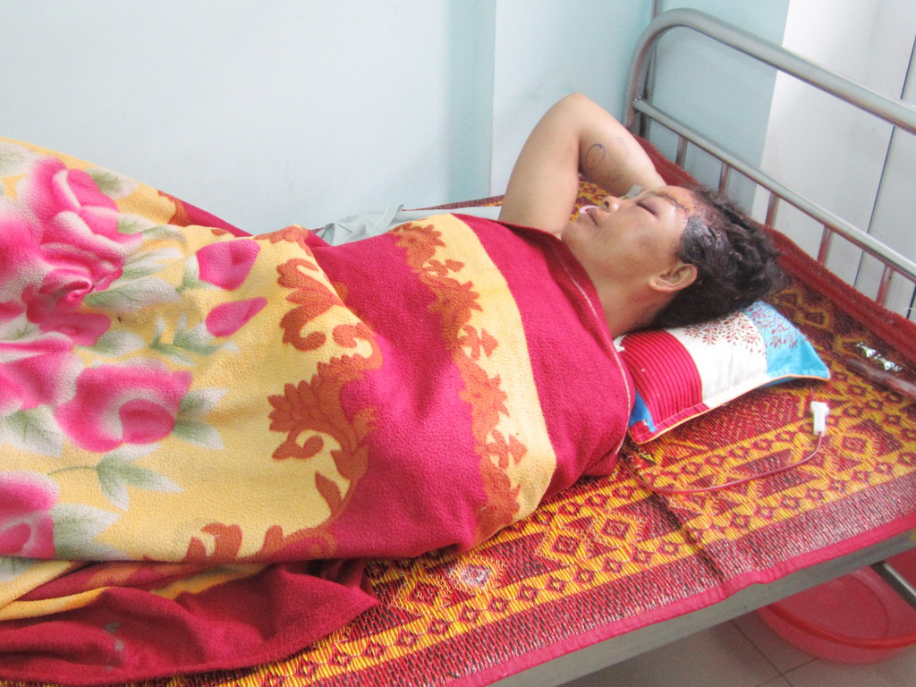 Bà Thưn đang được điệu trị tại BV đa khoa tỉnh Quảng Trị - Ảnh: Nguyễn Phúc
