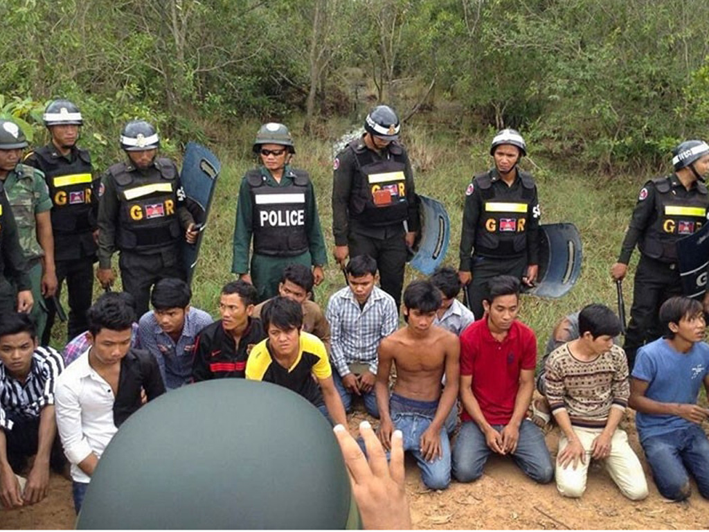 Một số người biểu tình bị cảnh sát khống chế tại Bavet - Ảnh: The Cambodia Daily