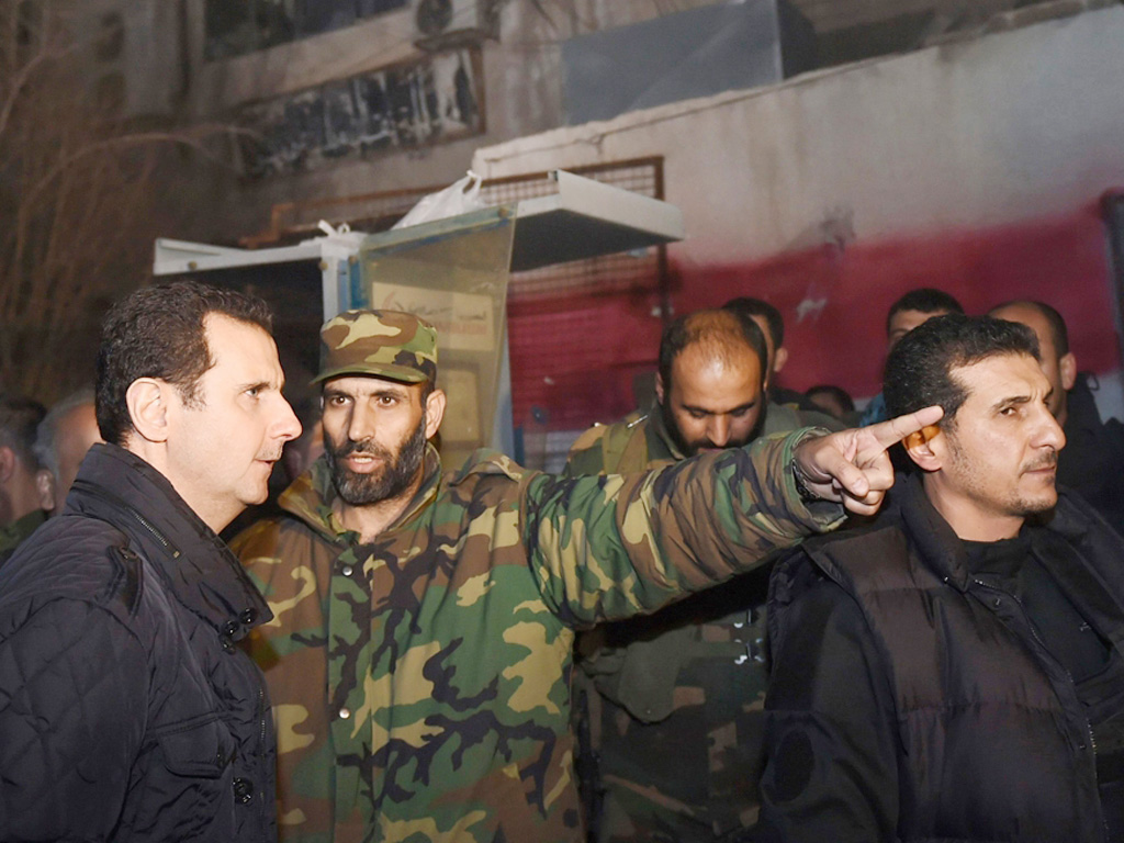 Tổng thống Syria Bashar Al-Assad (trái) trong một chuyến thăm binh sĩ - Ảnh: Reuters