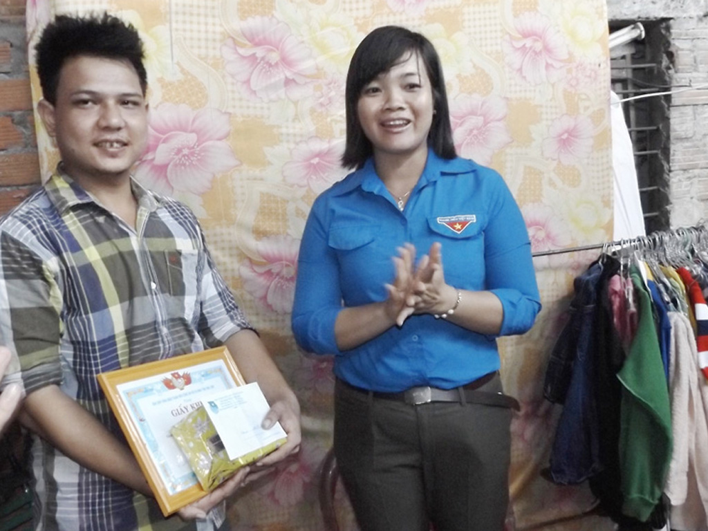  Chị Nguyễn Huỳnh Thu – Bí thư Tỉnh Đoàn Vĩnh Long (phải) trao giấy khen và quà cho Duy - Ảnh: Thanh Đức