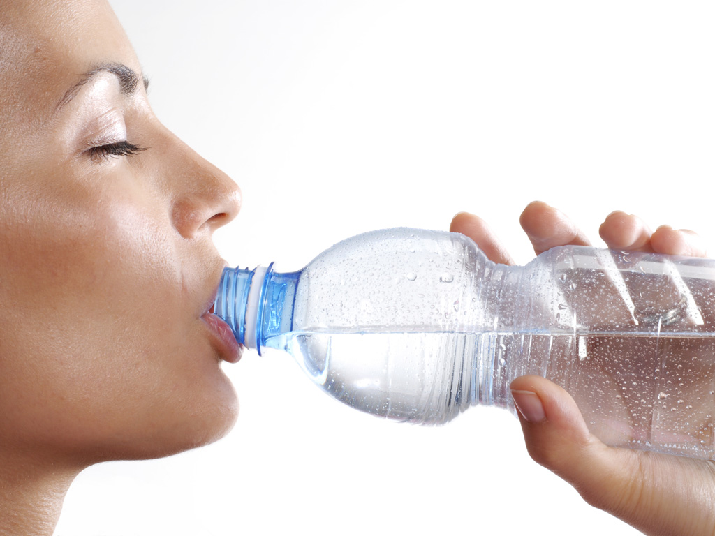 Uống nhiều nước giúp gan giải độc tốt - Ảnh: Shutterstock
