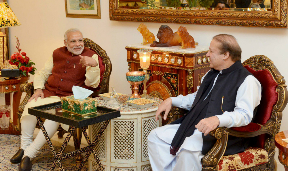 Thủ tướng Ấn Độ Narendra Modi (trái) trong cuộc gặp với Thủ tướng Pakistan Nawaz Sharif - Ảnh: Reuters