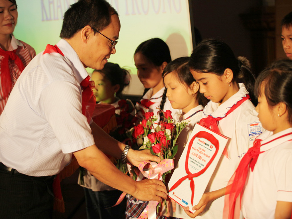 Tác giả trong một lần trao học bổng Nguyễn Thái Bình cho học sinh Hải Phòng - Ảnh: Phạm Hải Sâm