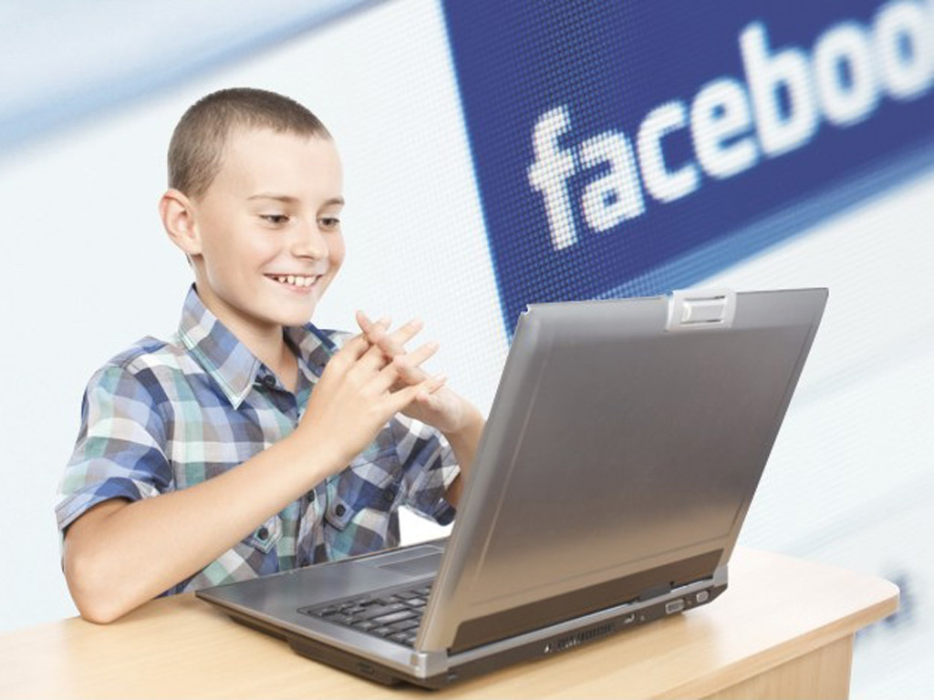Nên định hướng và kiểm soát để giúp trẻ sử dụng mạng xã hội một cách an toàn - Ảnh: Fan Page Webtretho