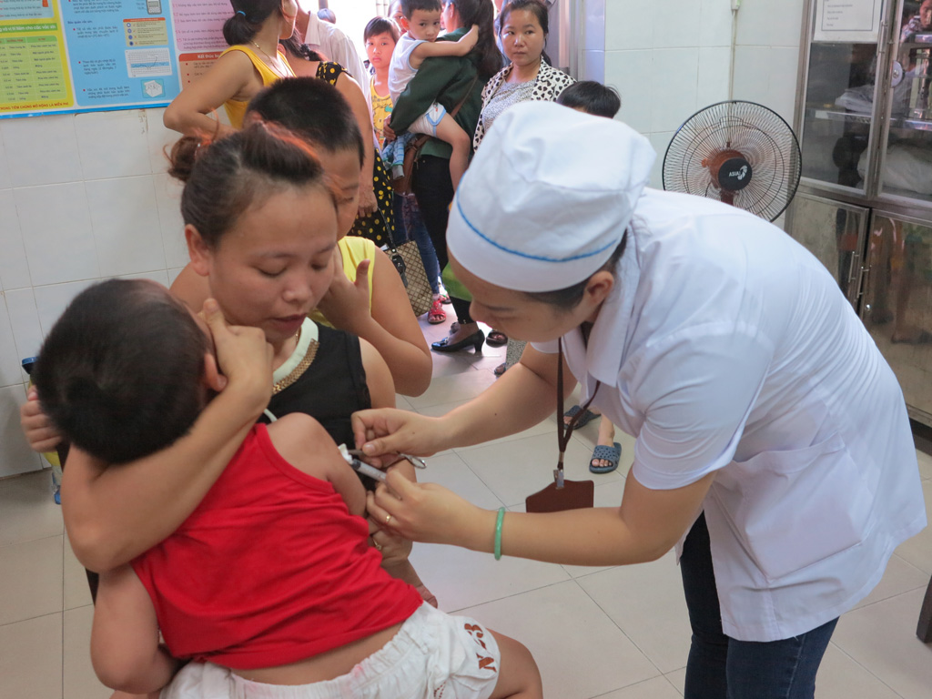 Trẻ tiêm vắc xin dịch vụ tại Trung tâm Y tế dự phòng Đà Nẵng - Ảnh: Bảo Nguyên