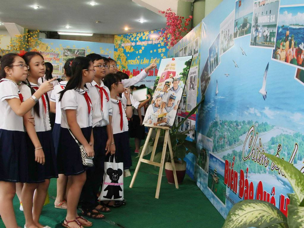 Học sinh tại TP.HCM xem một triển lãm về chủ đề biển đảo quê hương - Ảnh: Khả Hòa