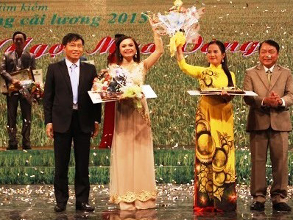 Ban tổ chức trao hoa cho các thí sinh đoạt giải - Ảnh: Khánh Vương