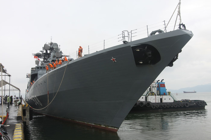 Tàu khu trục chống ngầm cỡ lớn Đô đốc Panteleyev của Hạm đội Thái Bình Dương (Nga) thăm cảng Tiên Sa, Đà Nẵng sáng 31.7.2015 - Ảnh: Nguyễn Tú