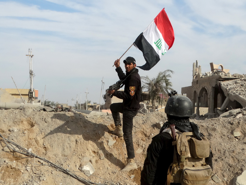 Cờ của chính phủ Iraq đã xuất hiện ở nhiều nơi tại Ramadi - Ảnh: Reuters