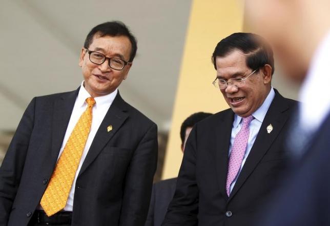 Thủ tướng Campuchia Hun Sen (bên phải) và lãnh đạo đối lập Sam Rainsy trong một phiên họp toàn thể của quốc hội Campuchia hồi tháng 4.2015 - Ảnh: Reuters