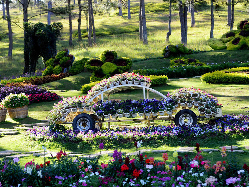 Xe hơi hoa và không gian hoa lãng mạn trong khu du lịch Thung lũng tình yêu